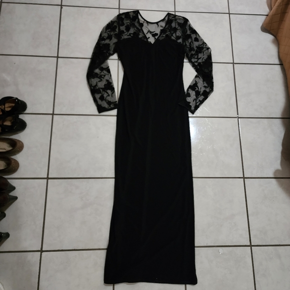 Vintage Gothic Style Black Gown w/Round Collar - Picture 11 of 16